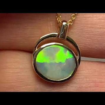 Vedhæng med en ægte solid krystal opal fra Australien indfattet i 14 karat guld. Opalen vejer 1,18 ct.