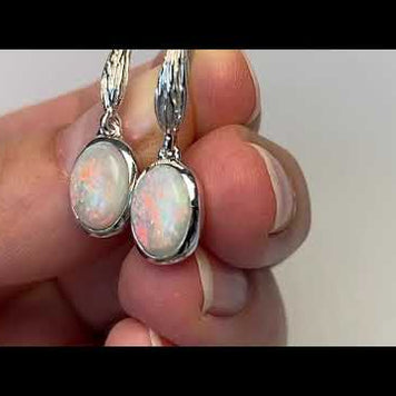Ørehængere med ægte solide crystal opaler fra Australien, indfattet i sterling sølv.
