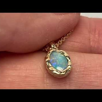 Vedhæng med en ægte solid krystal opal fra Australien indfattet i et rustikt vedhæng med organiske former i 14 karat guld.