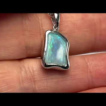 Vedhæng med en ægte solid krystal opal fra Australien indfattet i blankt sterling sølv.