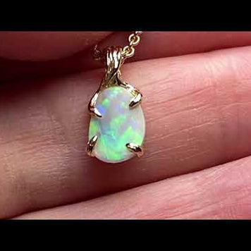 Ægte solid krystal opal fra vores egen mine i Lightning Ridge, Australien indfattet i 14 karat rustikt guld. De krogede grene af 14 karat guld holder opalen på plads.