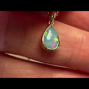 Vedhæng med en ægte solid krystal opal fra Australien indfattet i 14 karat guld.