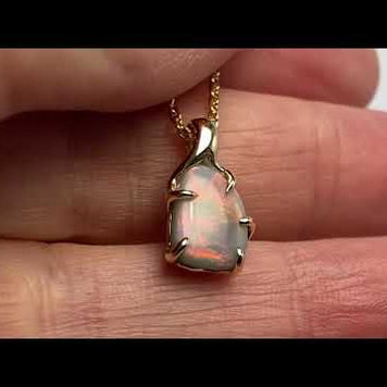 Vedhæng med en ægte solid opal fra vores mine i Lightning Ridge, Australien indfattet i 14 karat guld. Opalen er 1,76 ct, og bodytone er N6/N7.