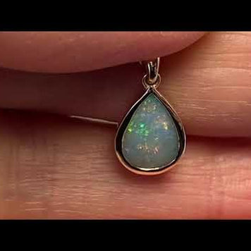 Vedhæng med en ægte solid krystal opal fra Australien indfattet i 14 karat guld.
