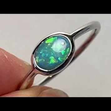 Ring med en ægte solid crystal opal fra Australien indfattet i sterling sølv.