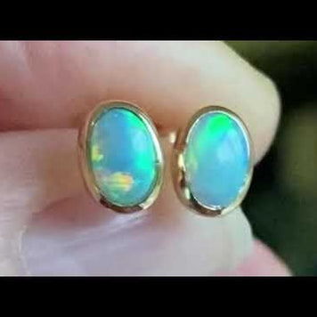 Ørestikker med ægte solide crystal opaler fra Australien indfattet i 14 karat guld.