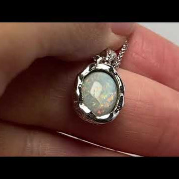 Vedhæng med en ægte solid krystal opal fra Australien indfattet i et rustikt vedhæng med organiske former i sterling sølv.