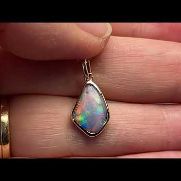 Vedhæng med en ægte solid krystal opal fra Australien indfattet i 14 karat guld. Opalen er 1,07 ct.
