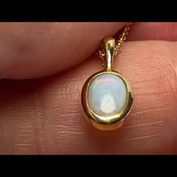 Vedhæng med en ægte solid crystal opal fra Australien indfattet i 14 karat guld.