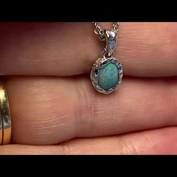 Vedhæng med en ægte solid crystal opal fra Australien indfattet i et rustikt vedhæng med organiske former i sterling sølv.