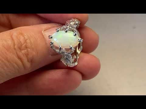 Ring med ægte solid opal fra Australien. Opalen er indfattet i rustikt sterling sølv. Krogede rustikke grene af sterling sølv holder opalen på plads.