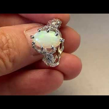 Ring med ægte solid opal fra Australien. Opalen er indfattet i rustikt sterling sølv. Krogede rustikke grene af sterling sølv holder opalen på plads.