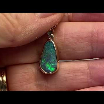 Vedhæng med en ægte solid opal fra vores mine i Lightning Ridge, Australien indfattet i 14 karat guld. Opalen er 1,70 ct, og bodytone er N3.