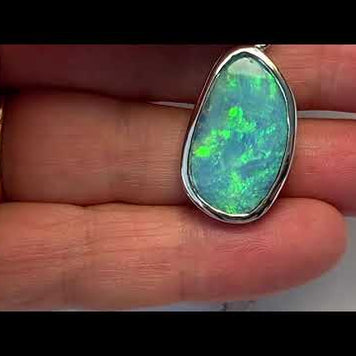 Vedhæng med en ægte solid crystal opal fra Australien indfattet i blankt sterling sølv. Opalen vejer 3,59 ct.