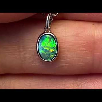 Vedhæng med en ægte doublet opal fra Australien indfattet i sterling sølv.