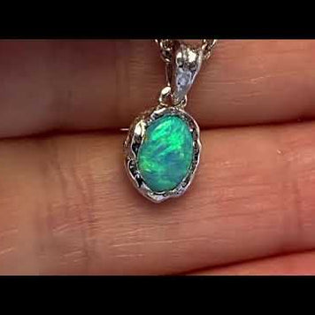 Vedhæng med en ægte solid crystal opal fra Australien indfattet i et rustikt vedhæng med organiske former i sterling sølv.