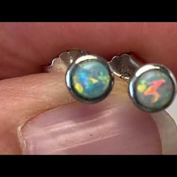 Opal ørestikkerne har ægte solide Australske krystal opaler indfattet i blankt sterling sølv.