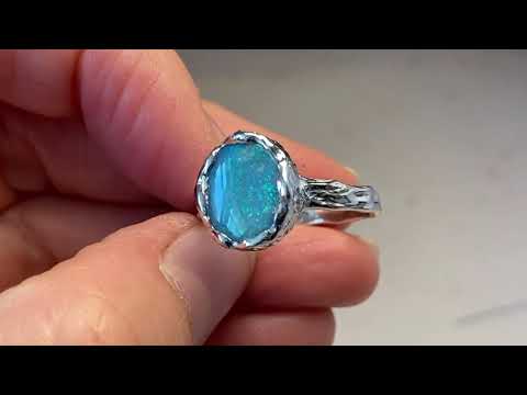 Ring med en ægte solid crystal opal fra Australien, indfattet i sterling sølv med organiske former.
