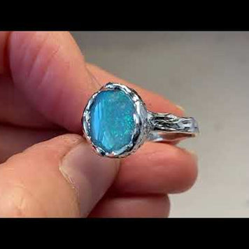 Ring med en ægte solid crystal opal fra Australien, indfattet i sterling sølv med organiske former.