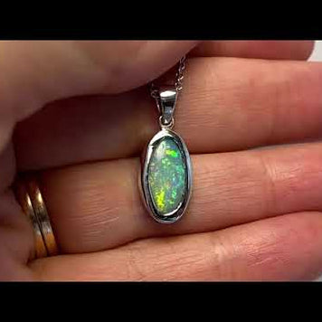 Vedhæng med en ægte solid crystal opal fra Australien indfattet i blankt sterling sølv. Opalen vejer 1,25 ct.