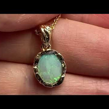 Vedhæng med en ægte solid krystal opal fra Australien indfattet i et rustikt vedhæng med organiske former i 14 karat guld.