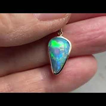 Vedhæng med en ægte solid krystal opal fra Australien indfattet i 14 karat guld. Opalen er 1,37 ct.