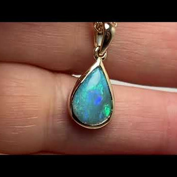 Vedhæng med en ægte solid krystal opal fra Australien indfattet i 14 karat guld.