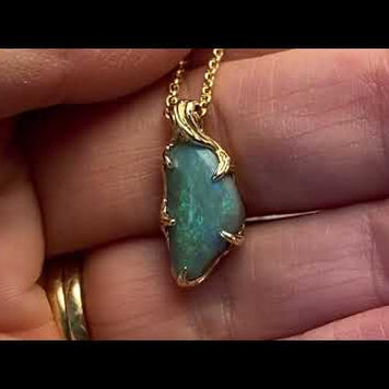 Vedhæng med en ægte solid opal fra vores mine i Lightning Ridge, Australien indfattet i 14 karat guld. Opalen er 2,94 ct, og bodytone er N5.