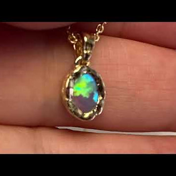 Vedhæng med en ægte solid krystal opal fra Australien indfattet i et rustikt vedhæng med organiske former i 14 karat guld.