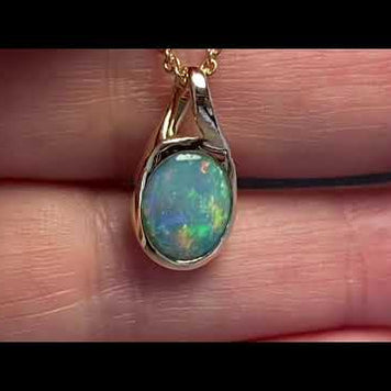 Vedhæng med en ægte solid crystal opal fra Australien indfattet i 14 karat guld. Opalen vejer 1,25 ct.