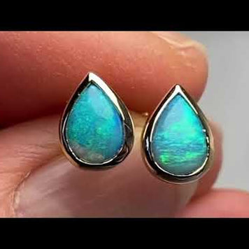 Opal ørestikkerne har solide Australske krystal opaler indfattet i 14 karat guld.