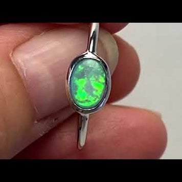 Ring med en ægte solid crystal opal fra Australien indfattet i sterling sølv.