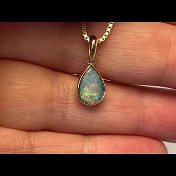 Vedhæng med en ægte solid krystal opal fra Australien indfattet i 14 karat guld.