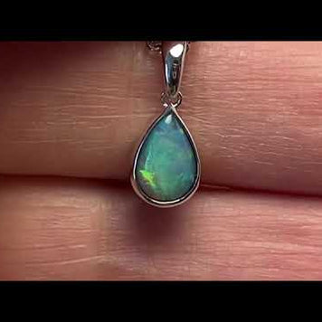 Vedhæng med en ægte solid krystal opal fra Australien indfattet i blankt sterling sølv.