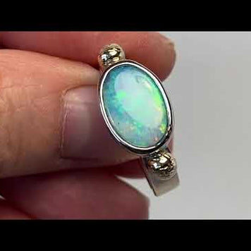 Ægte solid crystal opal fra Australien indfattet i sterling sølv med 14 karat guld detaljer.