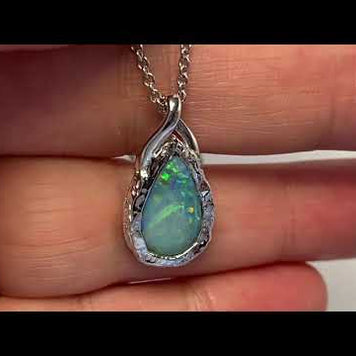 Vedhæng med en ægte solid krystal opal fra Australien indfattet i rhodineret sterling sølv. Opalen vejer 1,00 ct.