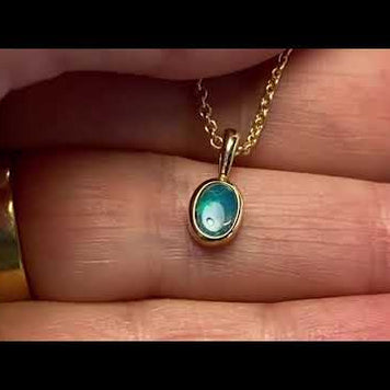 Vedhæng med en ægte doublet opal fra Australien indfattet i 14 karat guld.
