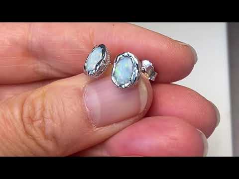 Ørestikkerne har ægte solid crystal opal fra Australien, indfattet i sterling sølv med organiske former.