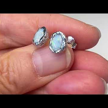 Ørestikkerne har ægte solid crystal opal fra Australien, indfattet i sterling sølv med organiske former.