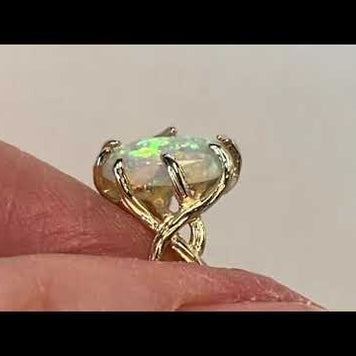 Ring med ægte solid opal fra Australien. Opalen er indfattet i rustikt 14 karat guld. Krogede rustikke grene af 14 karat guld holder opalen på plads. Opalen vejer 1,13 ct.
