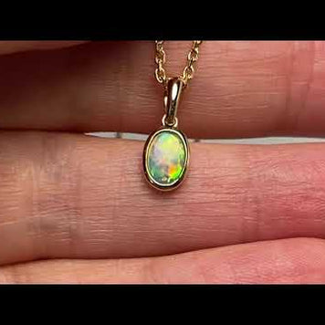 Vedhæng med en ægte solid crystal opal fra Australien indfattet i 14 karat guld.