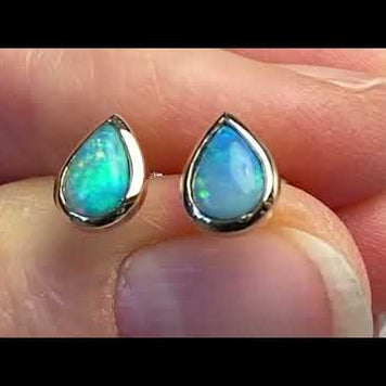 Opal ørestikkerne har solide Australske krystal opaler indfattet i 14 karat guld.