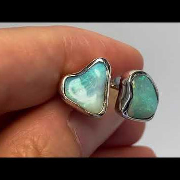 Ørestikker med ægte solide krystal opaler fra Australien. Ørestikkerne er i friform og indfattet i blankt sterling sølv.