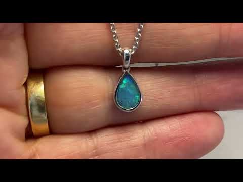 Vedhæng med en ægte solid krystal opal fra Australien indfattet i rhodineret sterling sølv.