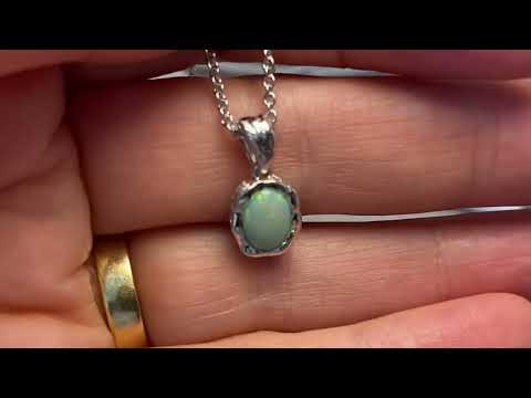 Vedhæng med en ægte solid krystal opal fra Australien indfattet i et rustikt vedhæng med organiske former i sterling sølv.