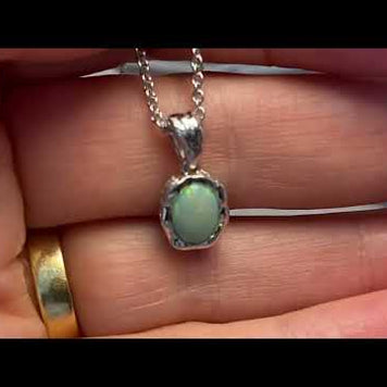 Vedhæng med en ægte solid krystal opal fra Australien indfattet i et rustikt vedhæng med organiske former i sterling sølv.