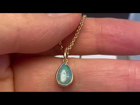 Vedhæng med en ægte solid krystal opal fra Australien indfattet i 14 karat guld.