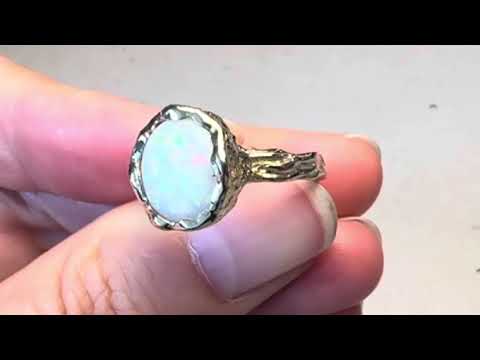 Ring med en ægte solid crystal opal fra Australien, indfattet i 14 karat guld med organiske former.