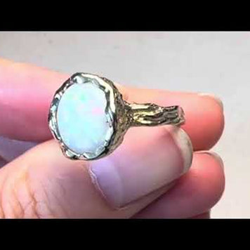 Ring med en ægte solid crystal opal fra Australien, indfattet i 14 karat guld med organiske former.