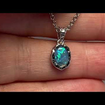 Vedhæng med en ægte solid crystal opal fra Australien indfattet i et rustikt vedhæng med organiske former i sterling sølv.